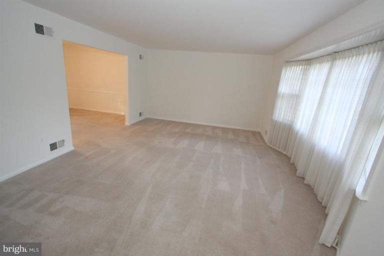15101 Middlegate Road Silver Spring, MD 20905 - Photo 17 of 28 Living Room