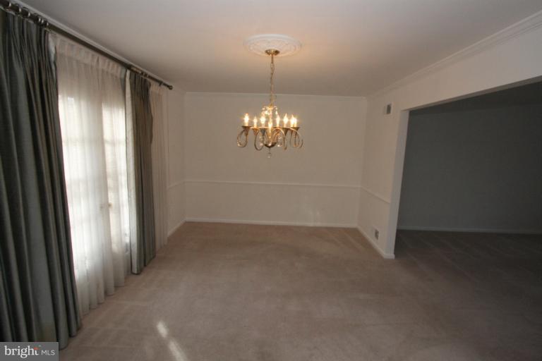 15101 Middlegate Road Silver Spring, MD 20905 - Photo 20 of 28 Dining Room