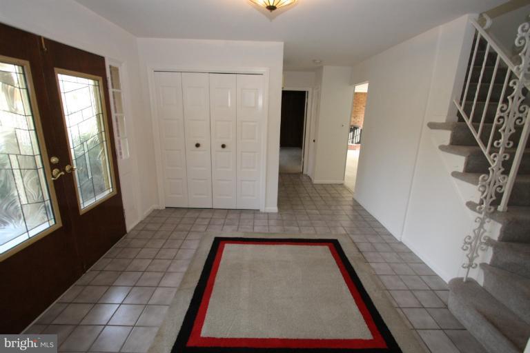 15101 Middlegate Road Silver Spring, MD 20905 - Photo 4 of 28 foyer