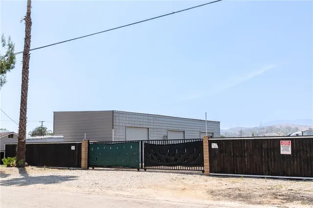 a view of a backyard of the house