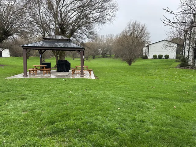 a view of a house with backyard