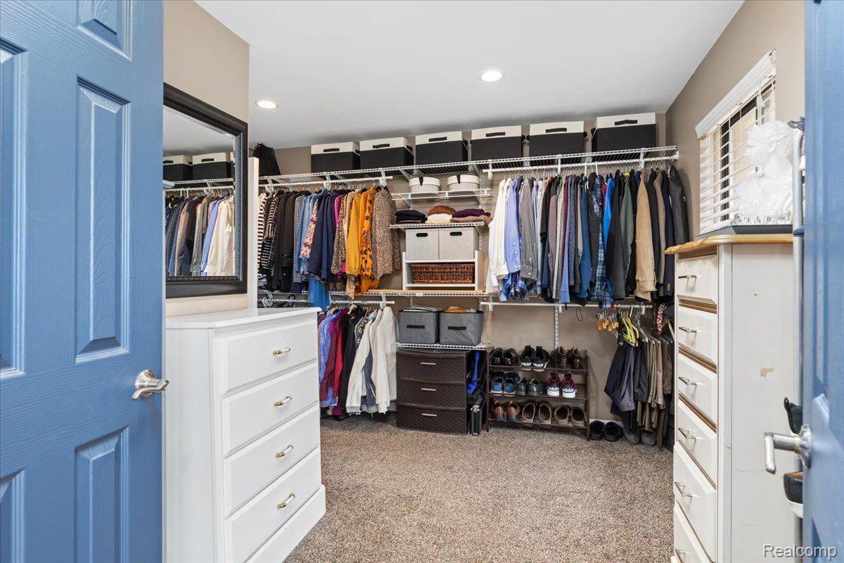994 Golfview Court Rochester, MI 48307 - Photo 39 of 60 Huge Walk-in Closet