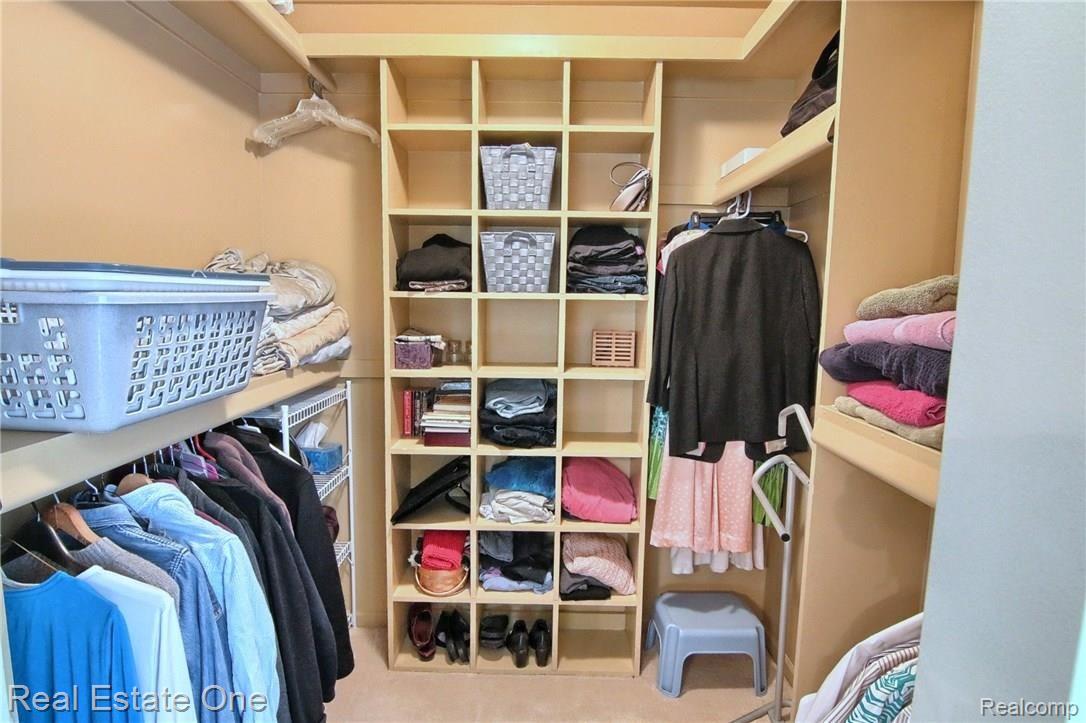 1626 Kingsmere Circle Rochester, MI 48309 - Photo 16 of 31 Master_Bedroom_Walkin_Closet.jpg