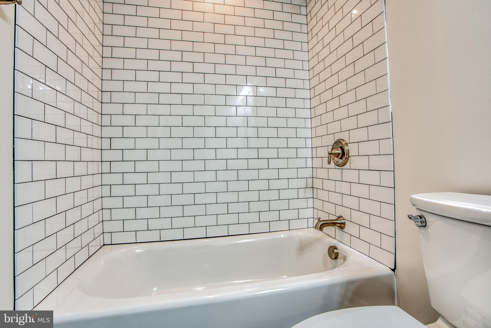 2702 Lighthouse Point East, Unit 626 Baltimore, MD 21224 - Photo 43 of 60 Tub shower in second bathroom