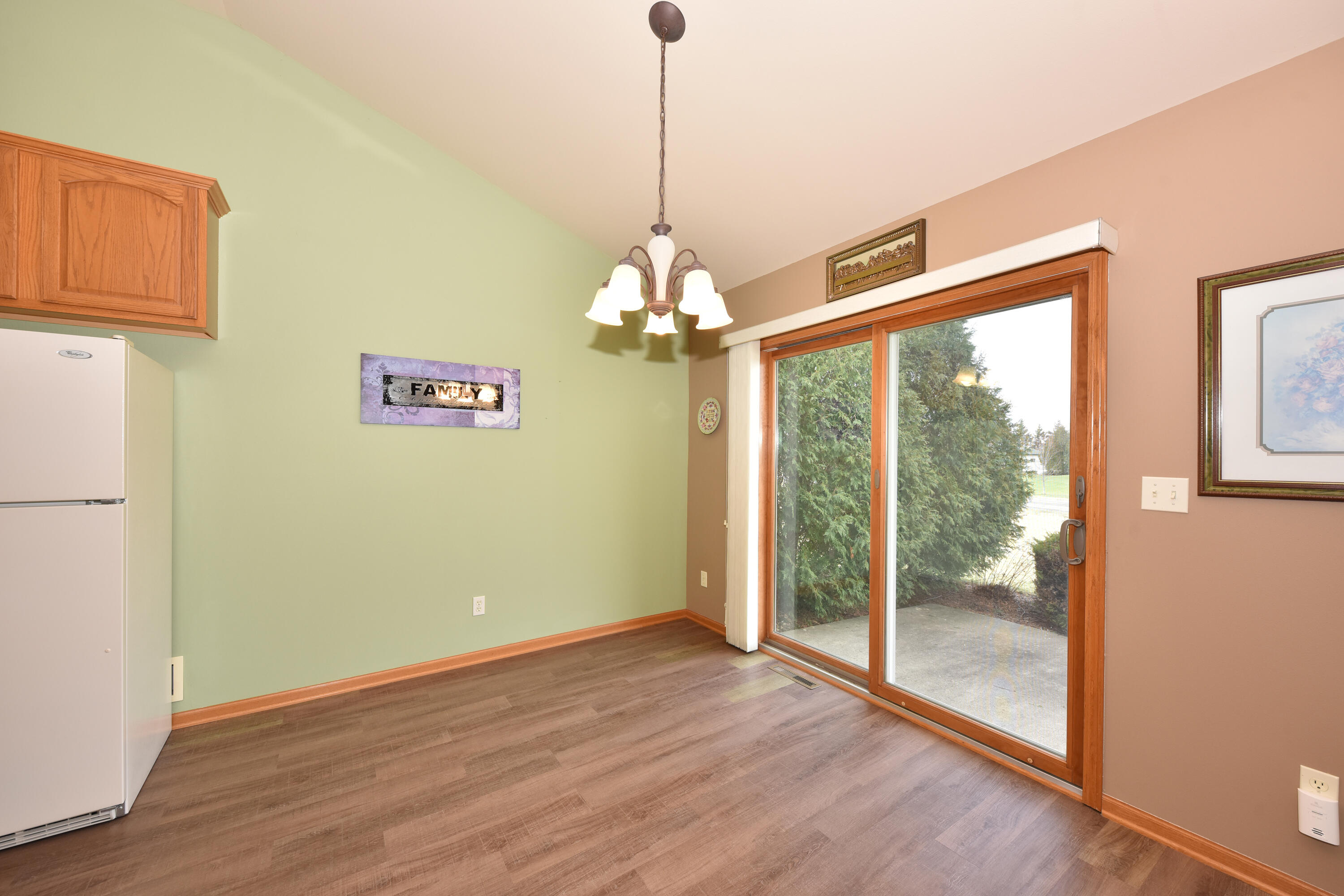 309 La Roche Lane Belgium, WI 53004 - Photo 11 of 32 Dining area