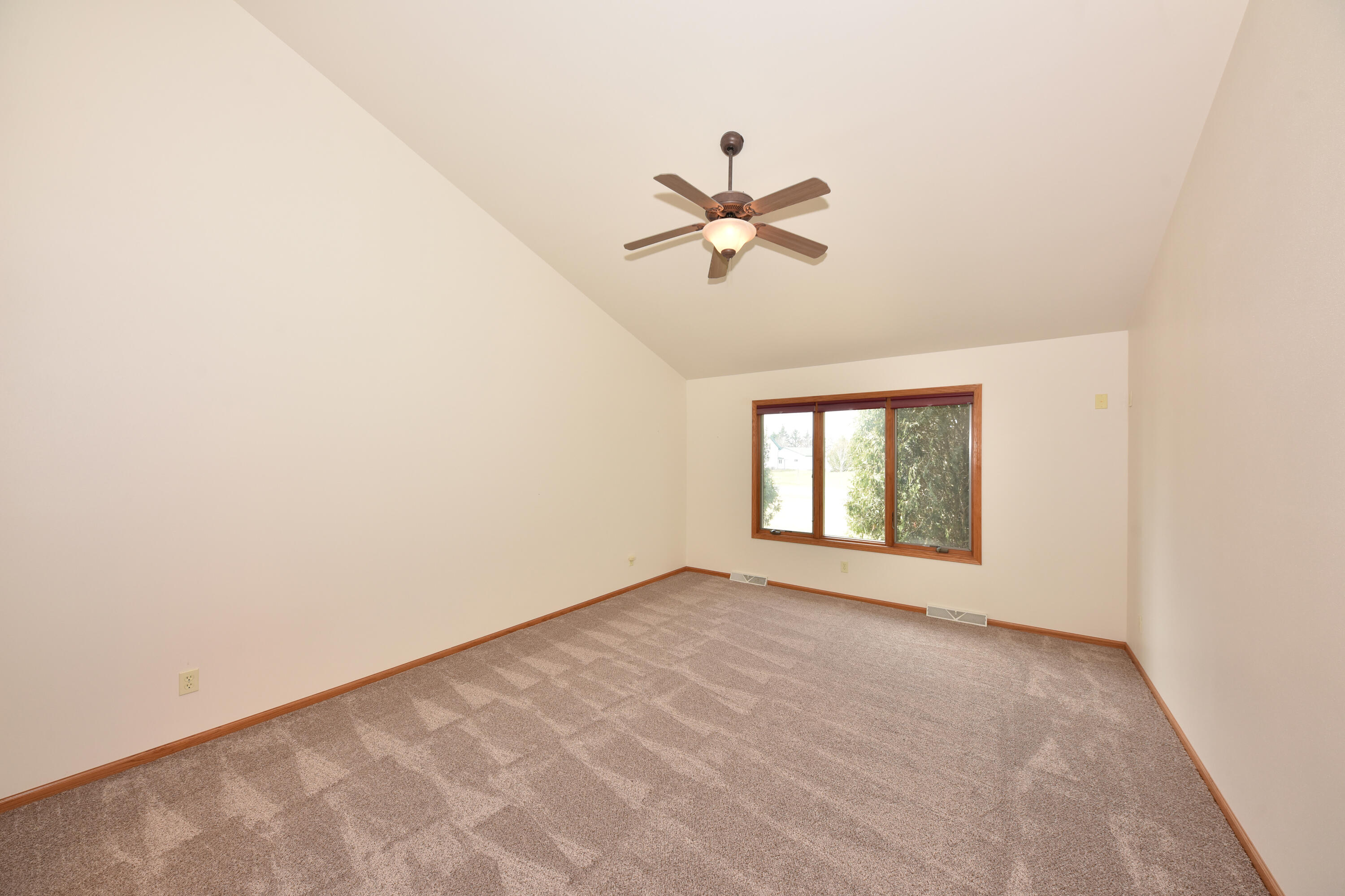 309 La Roche Lane Belgium, WI 53004 - Photo 18 of 32 Primary bedroom