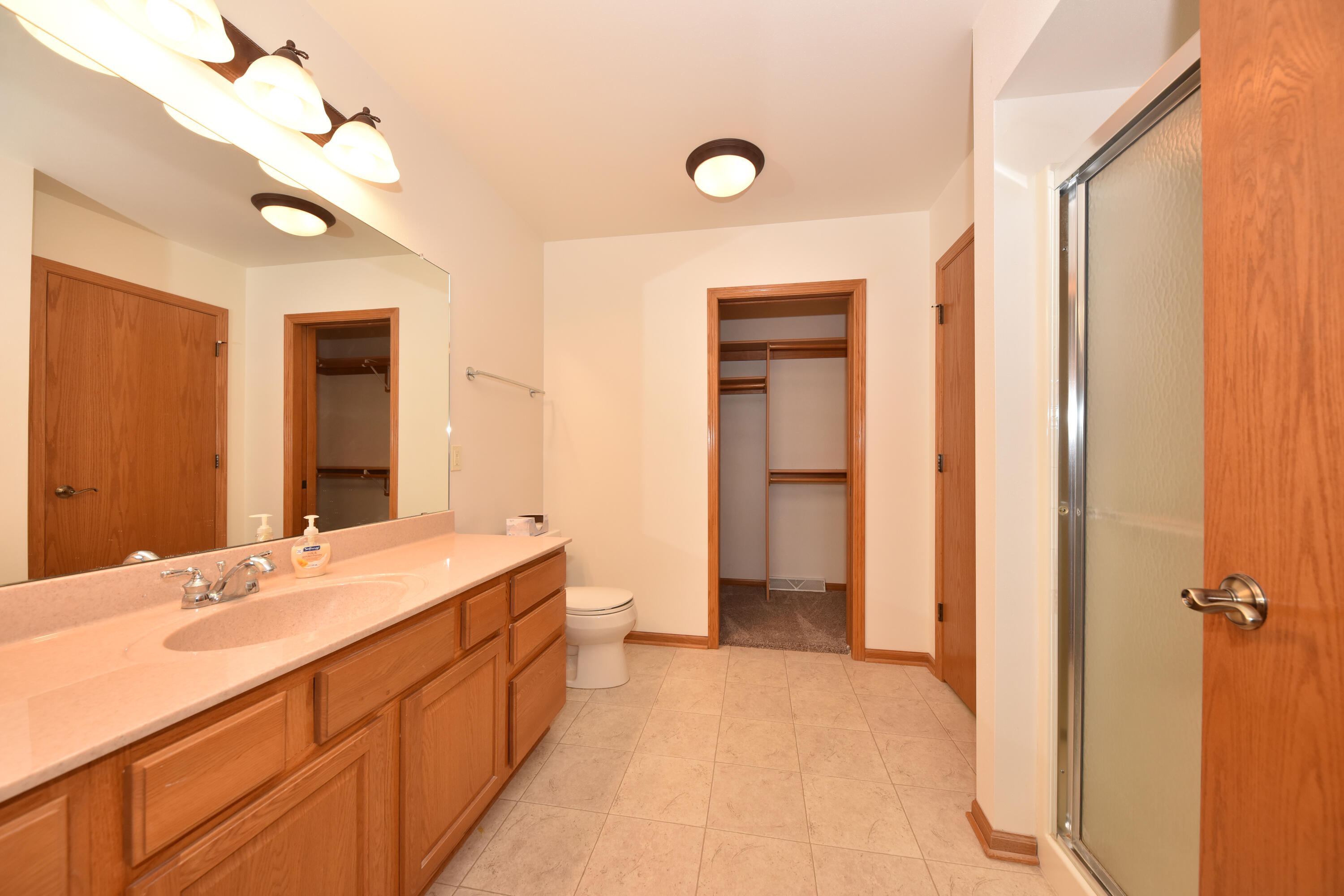 309 La Roche Lane Belgium, WI 53004 - Photo 21 of 32 Primary bath with shower stall