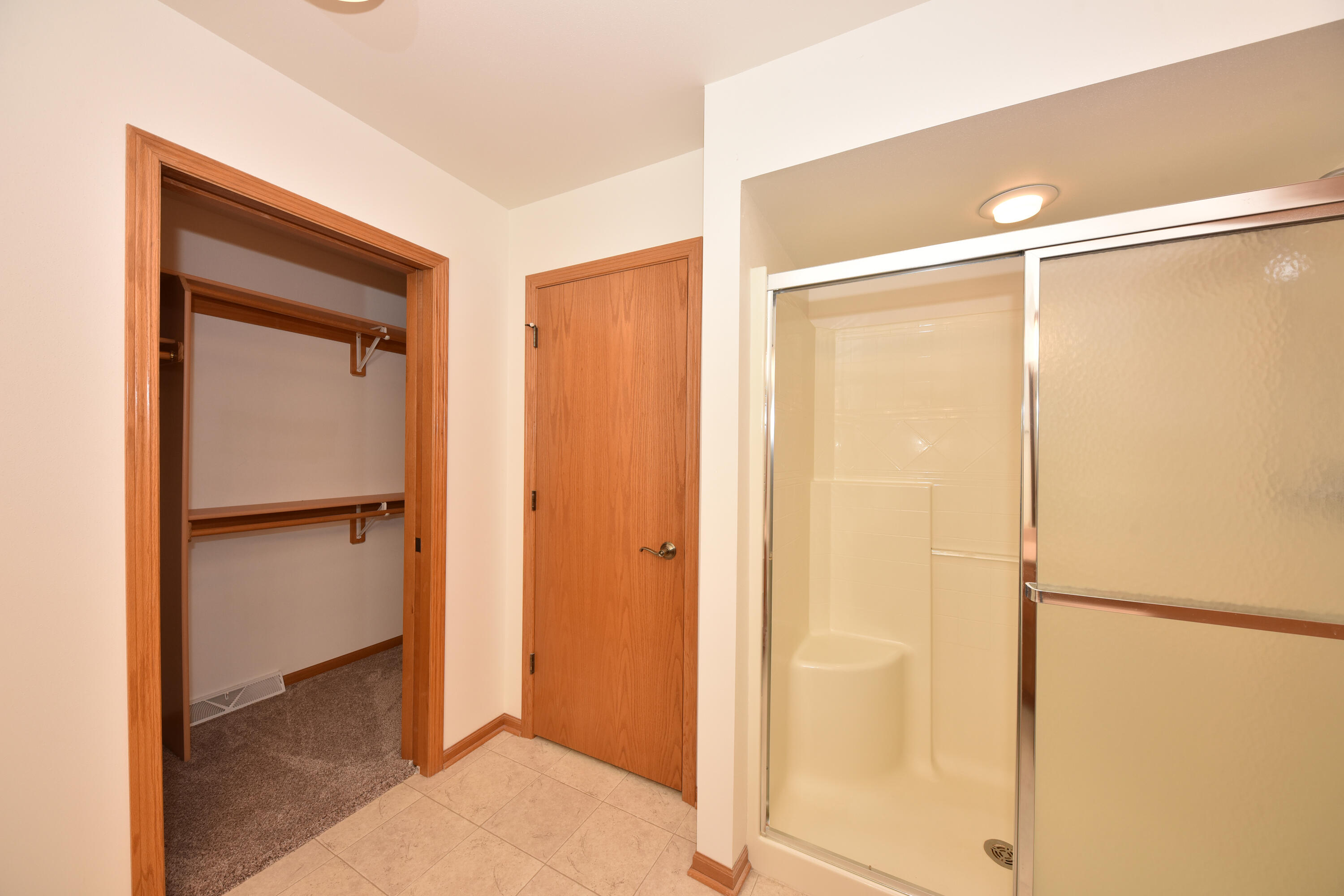 309 La Roche Lane Belgium, WI 53004 - Photo 22 of 32 Primary walk-in closet