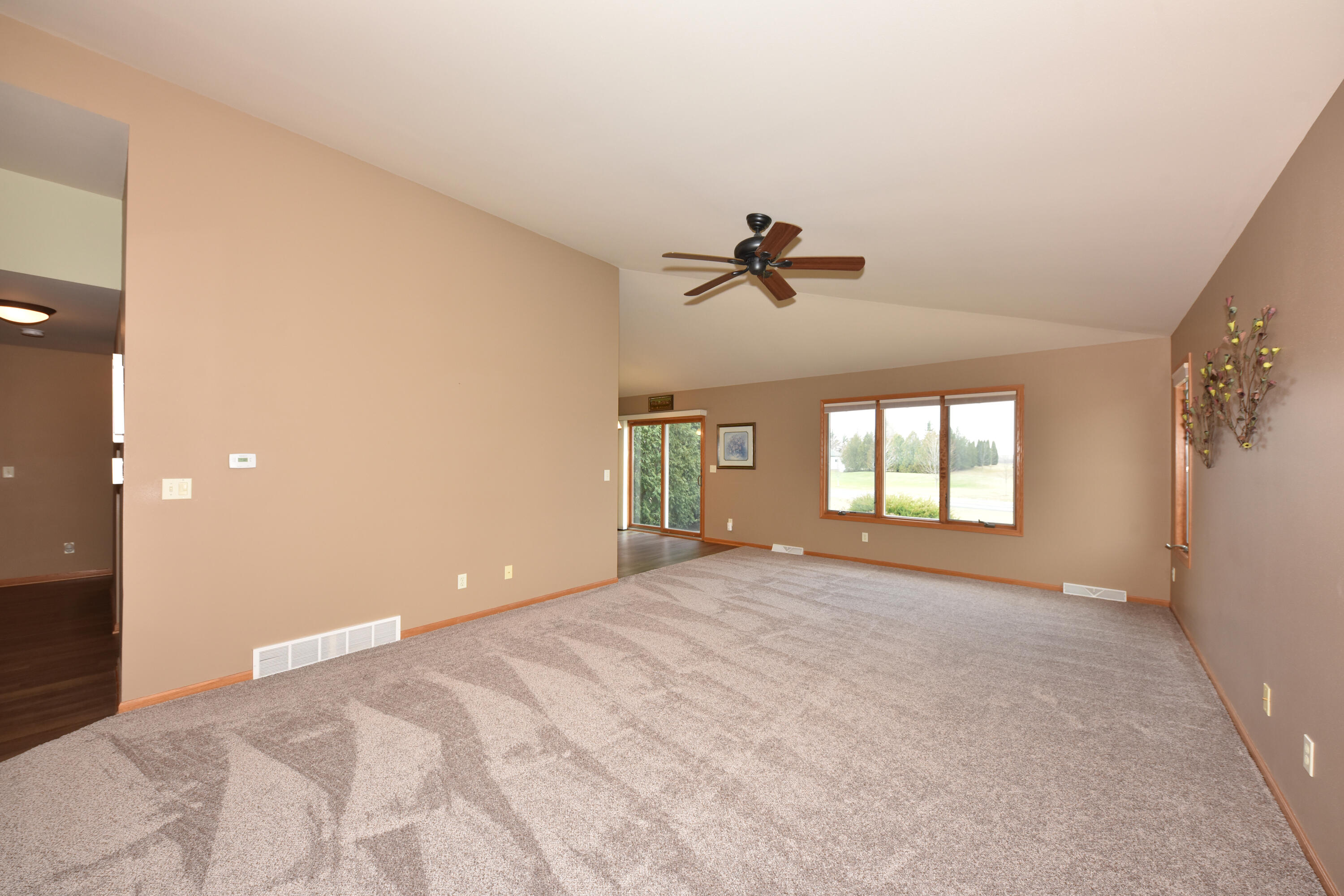 309 La Roche Lane Belgium, WI 53004 - Photo 5 of 32 Great room