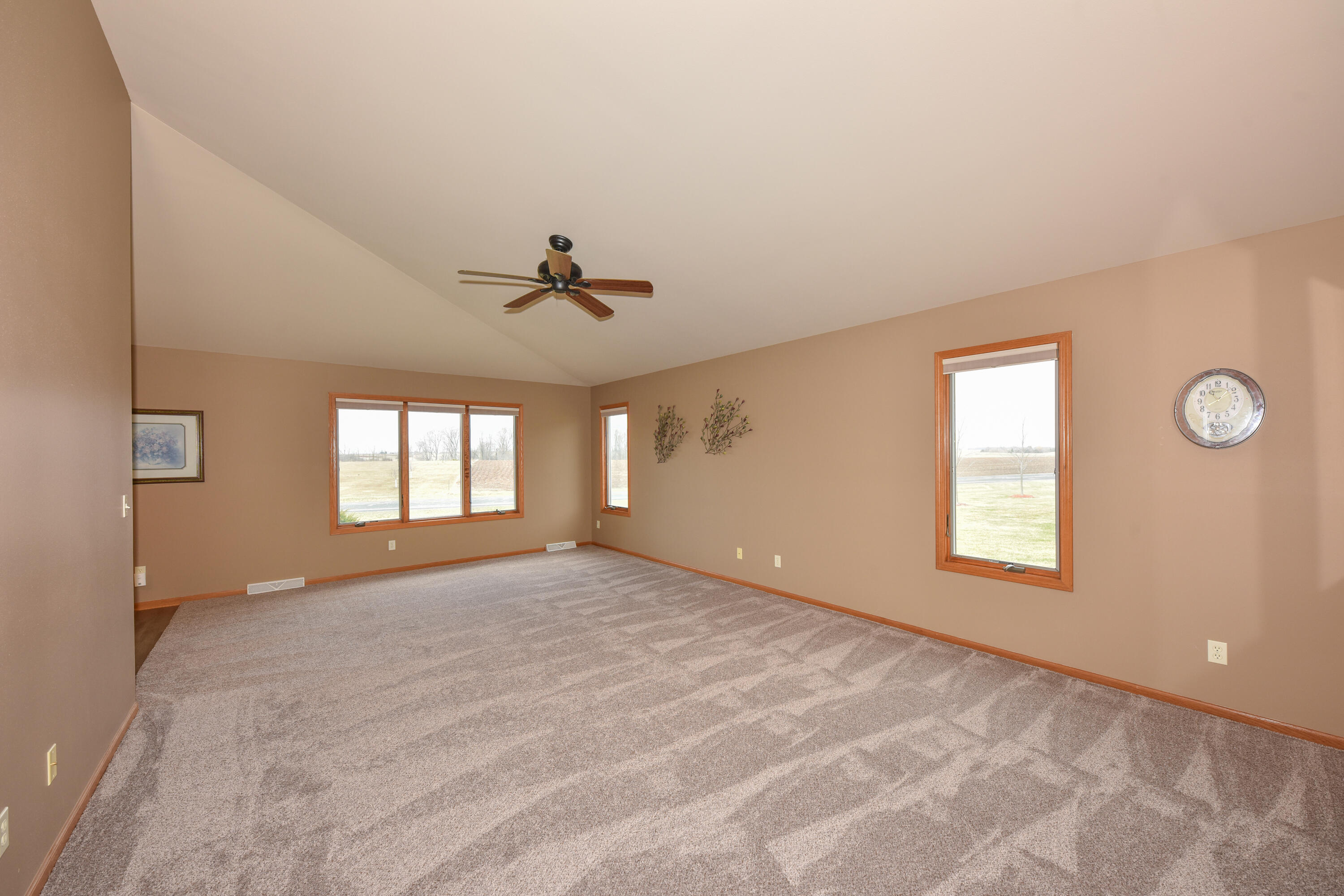 309 La Roche Lane Belgium, WI 53004 - Photo 7 of 32 Great room