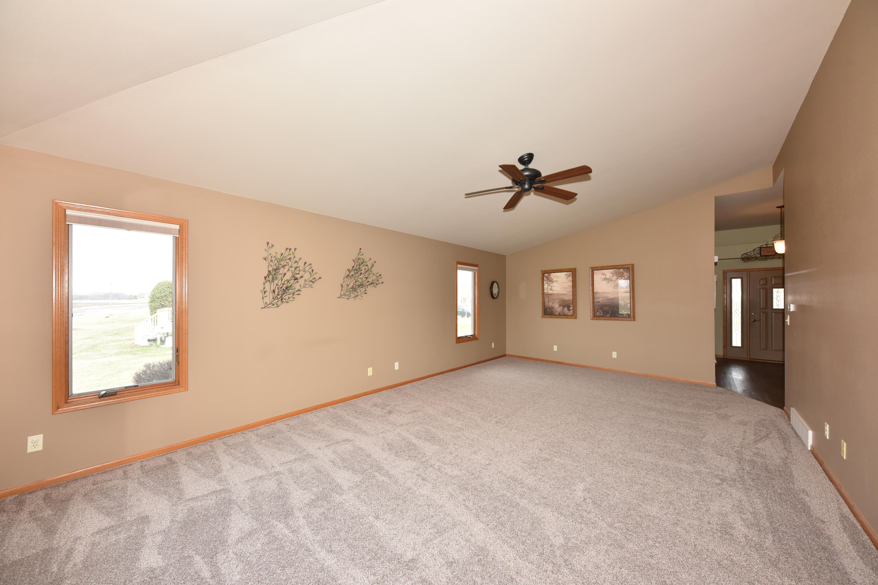 309 La Roche Lane Belgium, WI 53004 - Photo 8 of 32 Great room