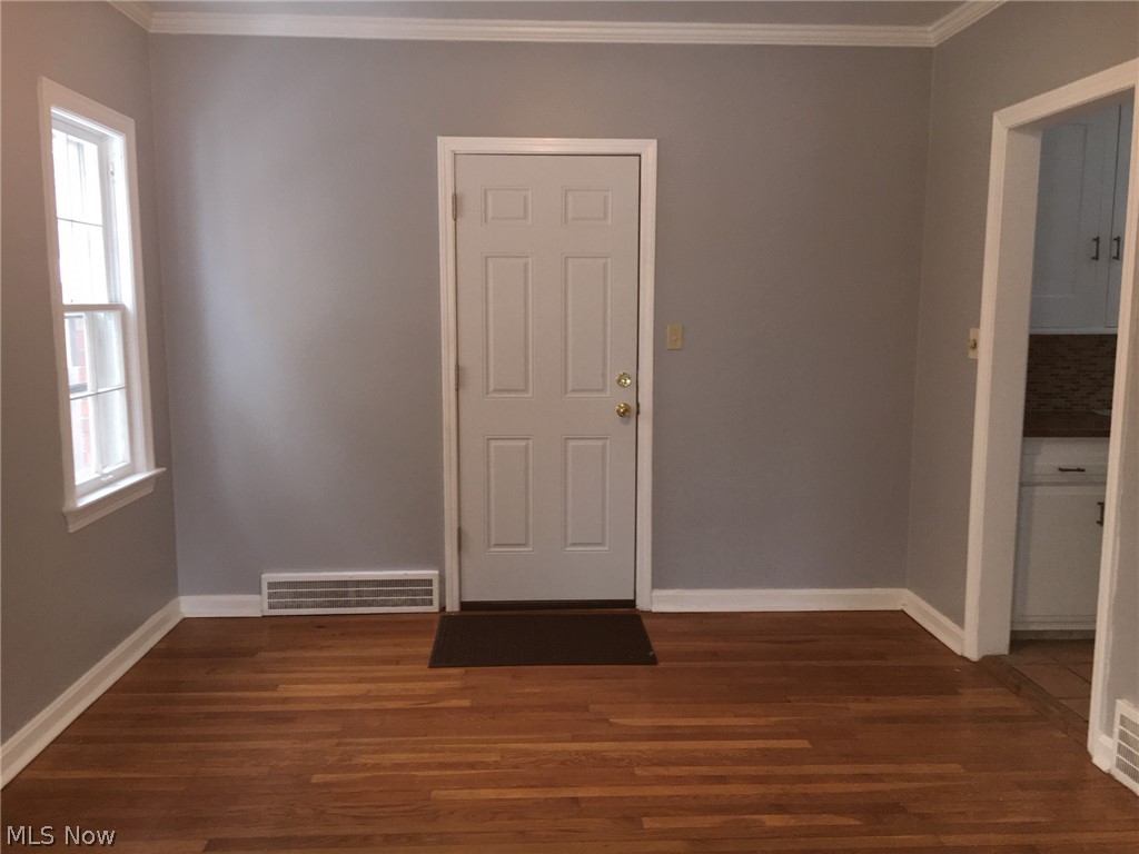 3654 Grosvenor Road Cleveland, OH 44118 - Photo 5 of 21