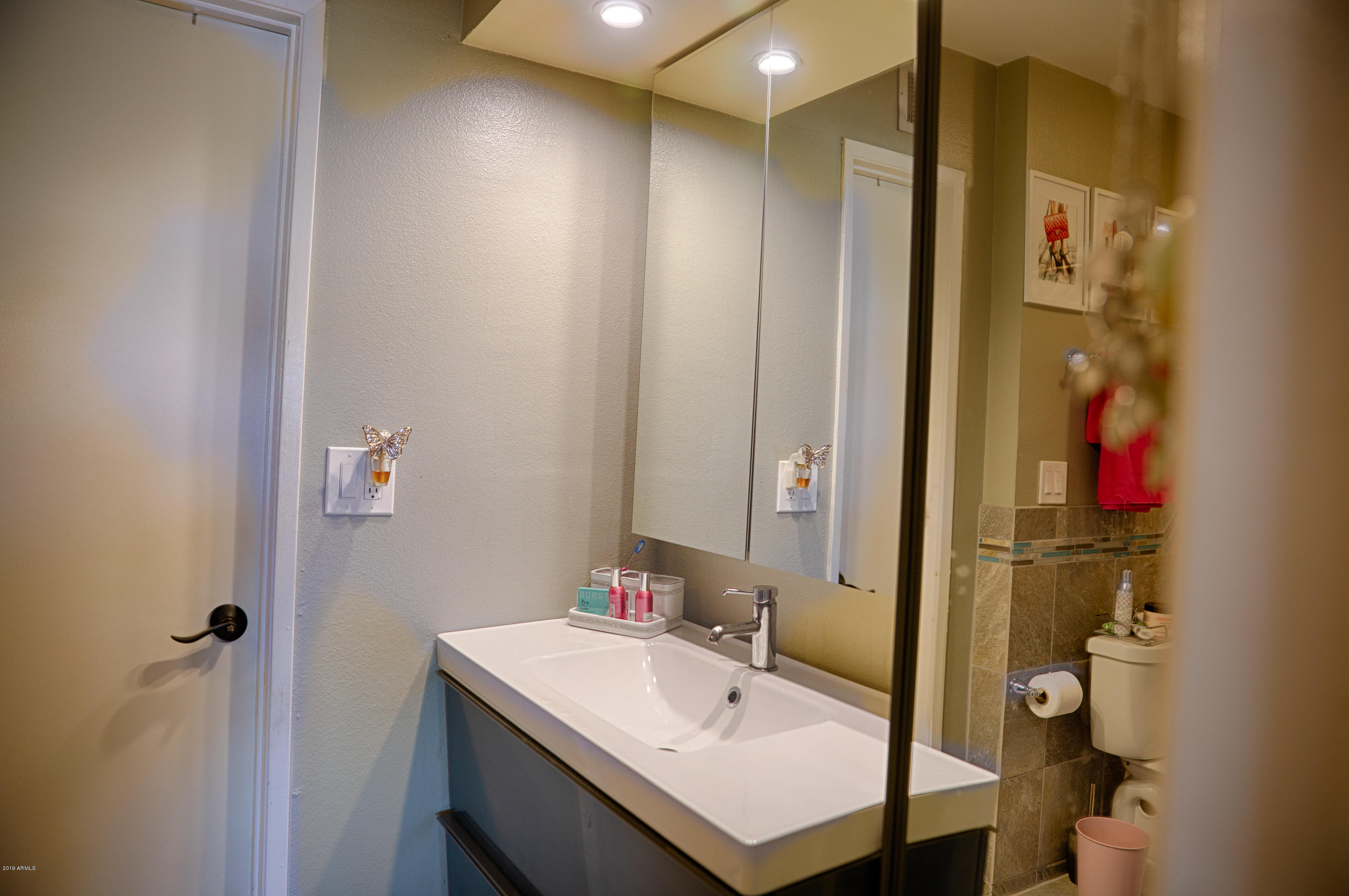 5525 East Thomas Road, Unit B12 Phoenix, AZ 85018 - Photo 9 of 20 bathroom