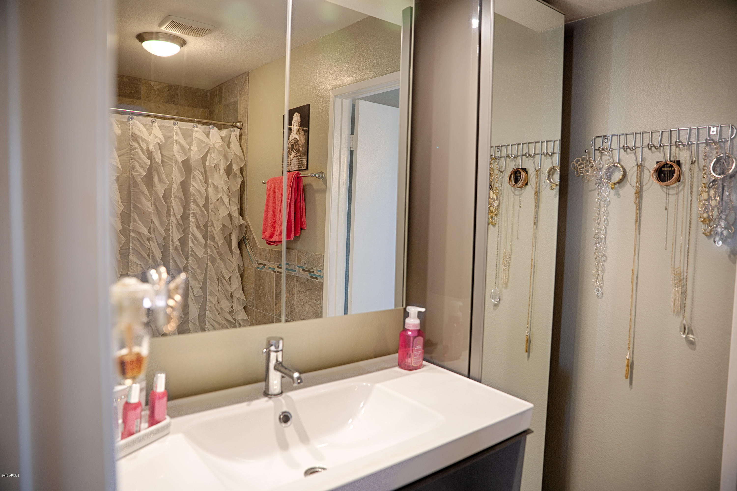 5525 East Thomas Road, Unit B12 Phoenix, AZ 85018 - Photo 10 of 20 bathroom