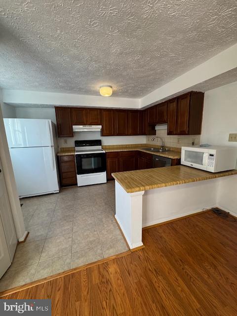 3621 Seaford Court Pasadena, MD 21122 - Photo 7 of 25 a view of kitchen and microwave