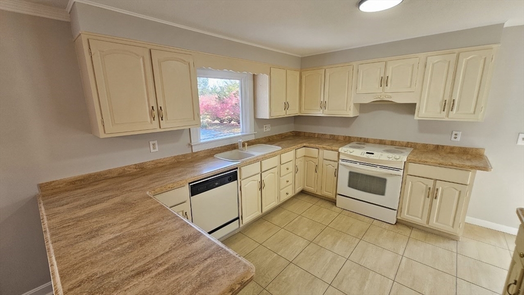 395 Hollis Road Lunenburg, MA 01462 - Photo 4 of 29 Gallery Image 4