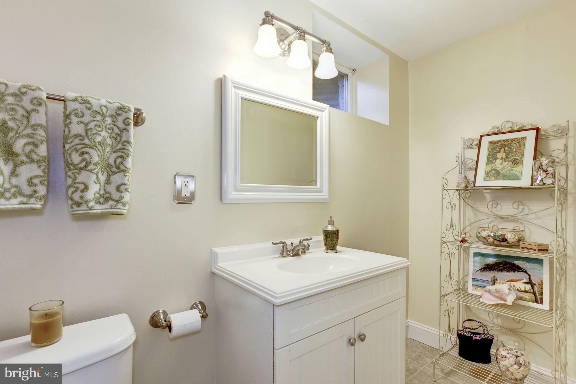 8 Treworthy Road Gaithersburg, MD 20878 - Photo 29 of 30 Bath
