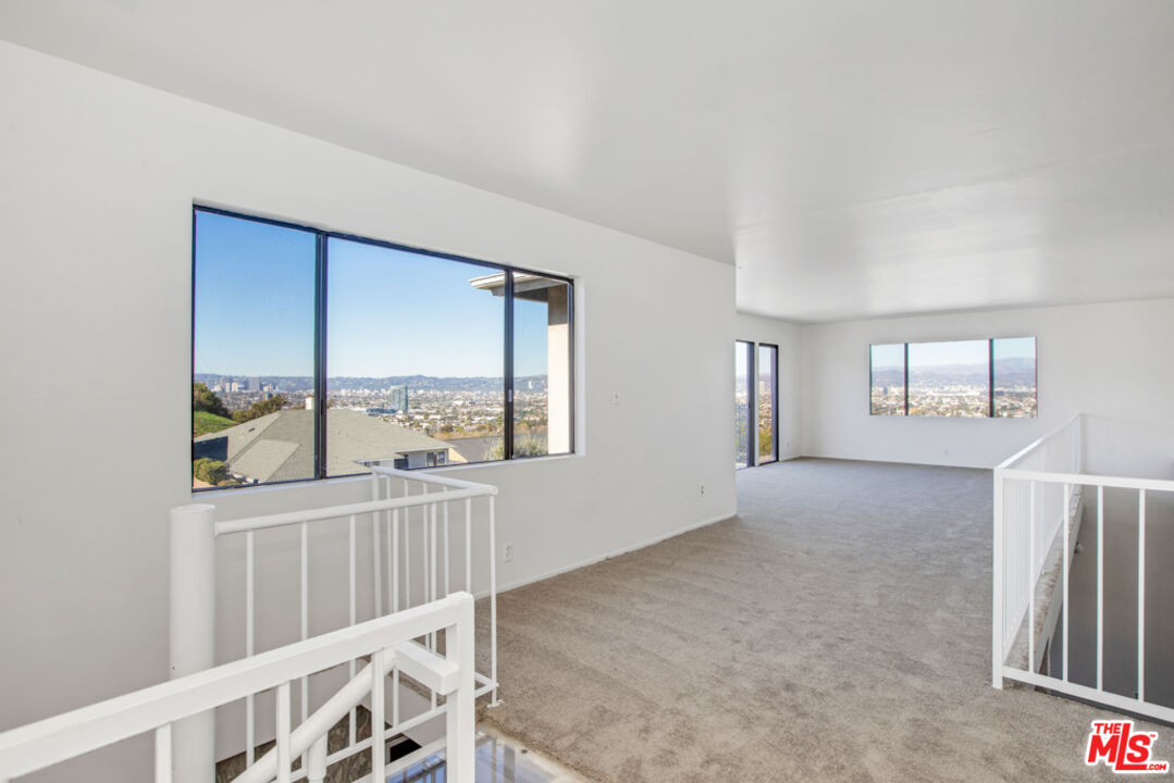5272 Veronica Street Los Angeles, CA 90008 - Photo 11 of 51 an empty room with windows
