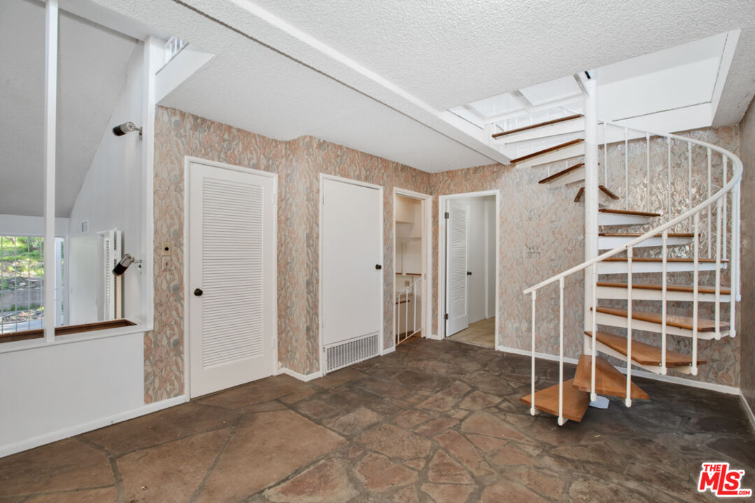 5272 Veronica Street Los Angeles, CA 90008 - Photo 13 of 51 an empty room with a white walls and windows