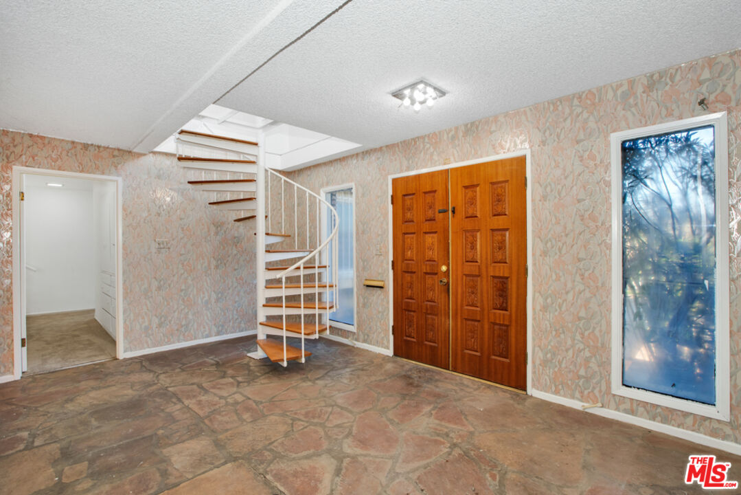 5272 Veronica Street Los Angeles, CA 90008 - Photo 14 of 51 an empty room with windows and closet