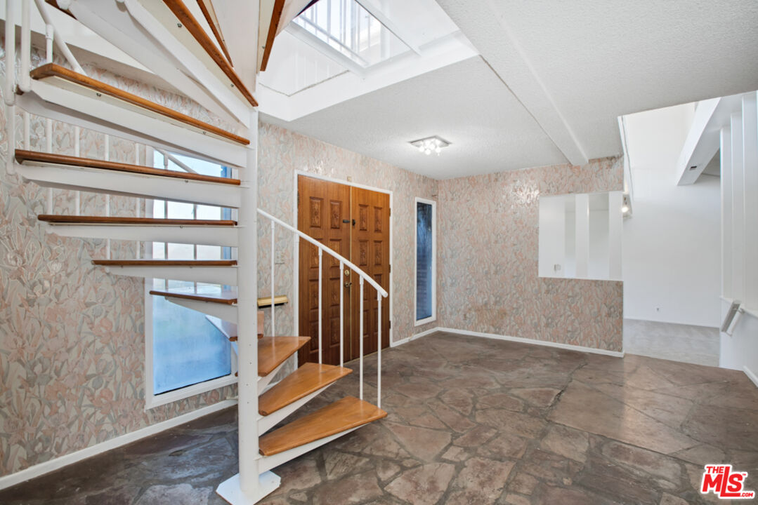 5272 Veronica Street Los Angeles, CA 90008 - Photo 15 of 51 a view of an entryway with wooden floor