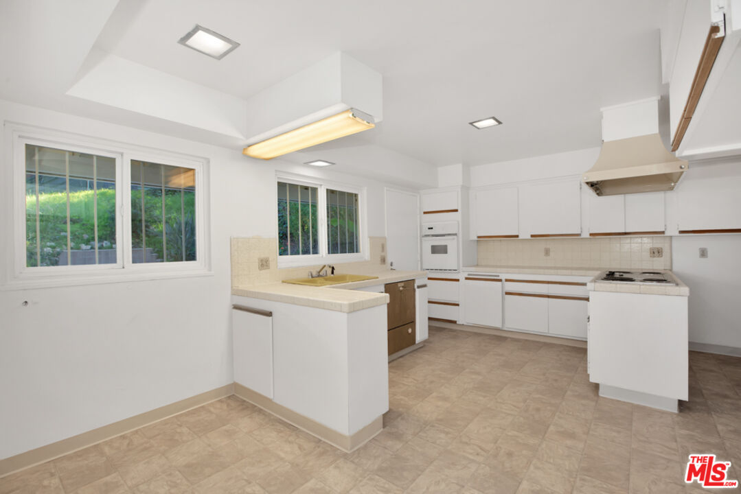5272 Veronica Street Los Angeles, CA 90008 - Photo 16 of 51 a kitchen with sink cabinets and stove