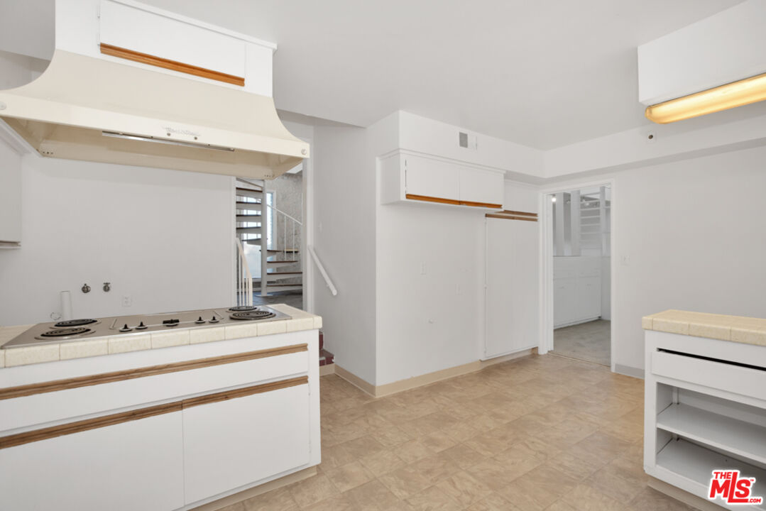 5272 Veronica Street Los Angeles, CA 90008 - Photo 17 of 51 a utility room with washer and dryer