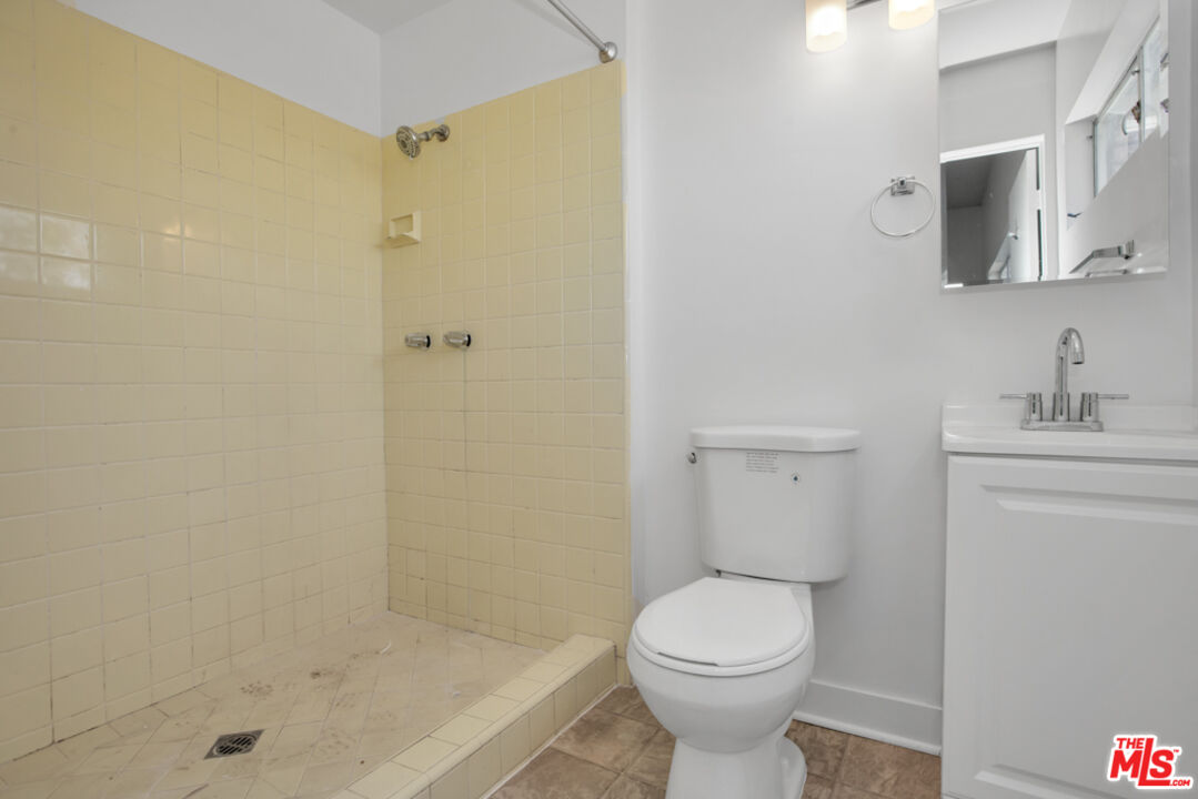 5272 Veronica Street Los Angeles, CA 90008 - Photo 25 of 51 a bathroom with a sink toilet and shower