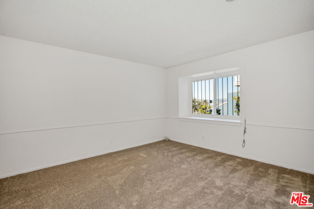 5272 Veronica Street Los Angeles, CA 90008 - Photo 27 of 51 a view of an empty room and window