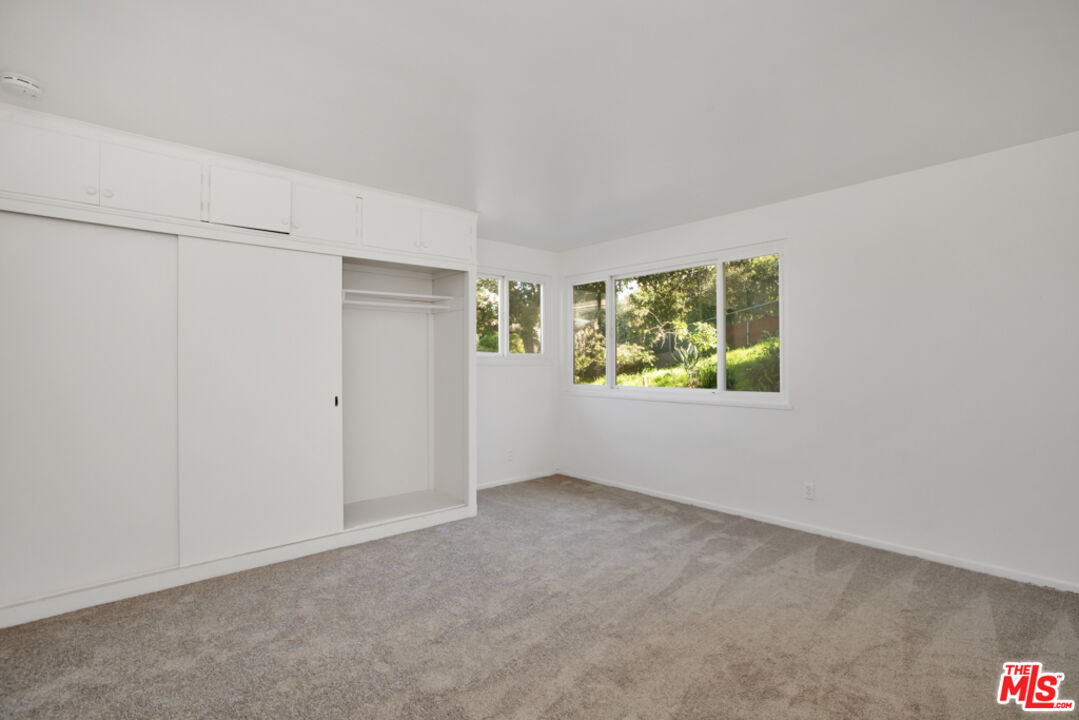 5272 Veronica Street Los Angeles, CA 90008 - Photo 33 of 51 an empty room with windows