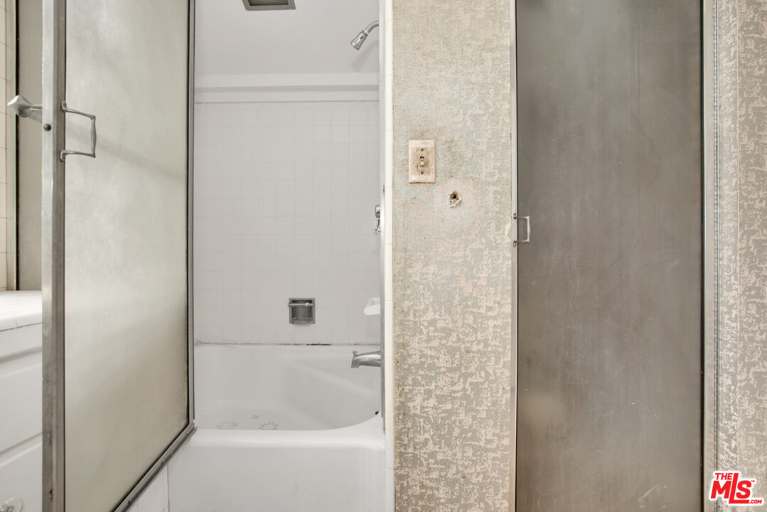 5272 Veronica Street Los Angeles, CA 90008 - Photo 36 of 51 a bathroom with a bathtub