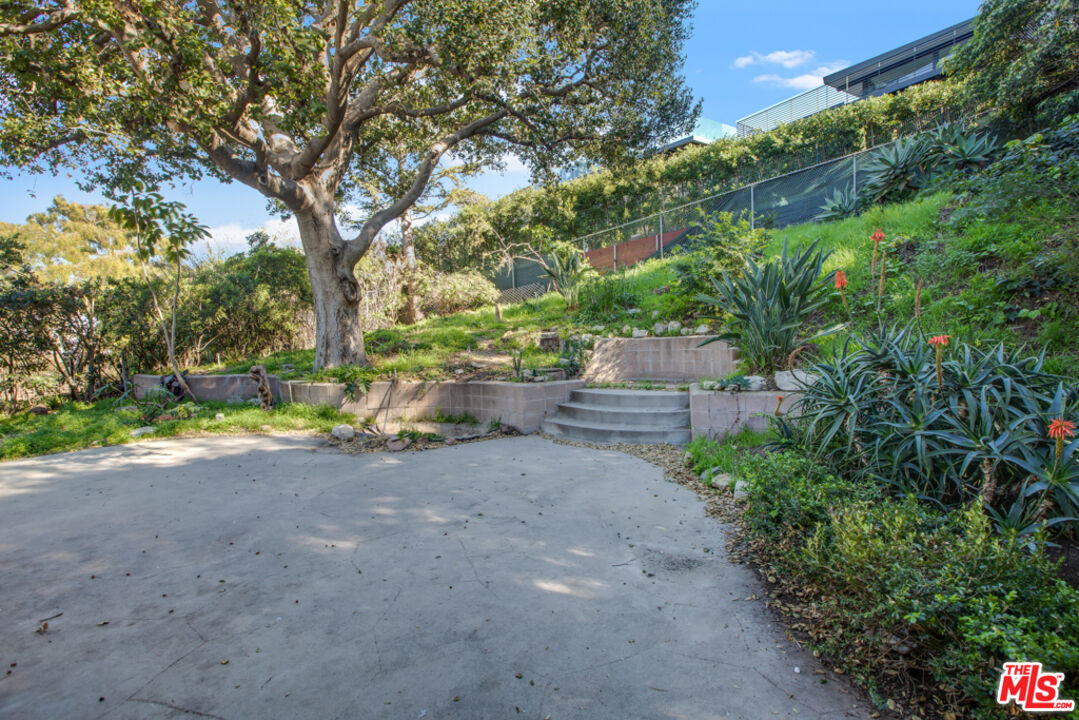 5272 Veronica Street Los Angeles, CA 90008 - Photo 42 of 51 a view of backyard with green space