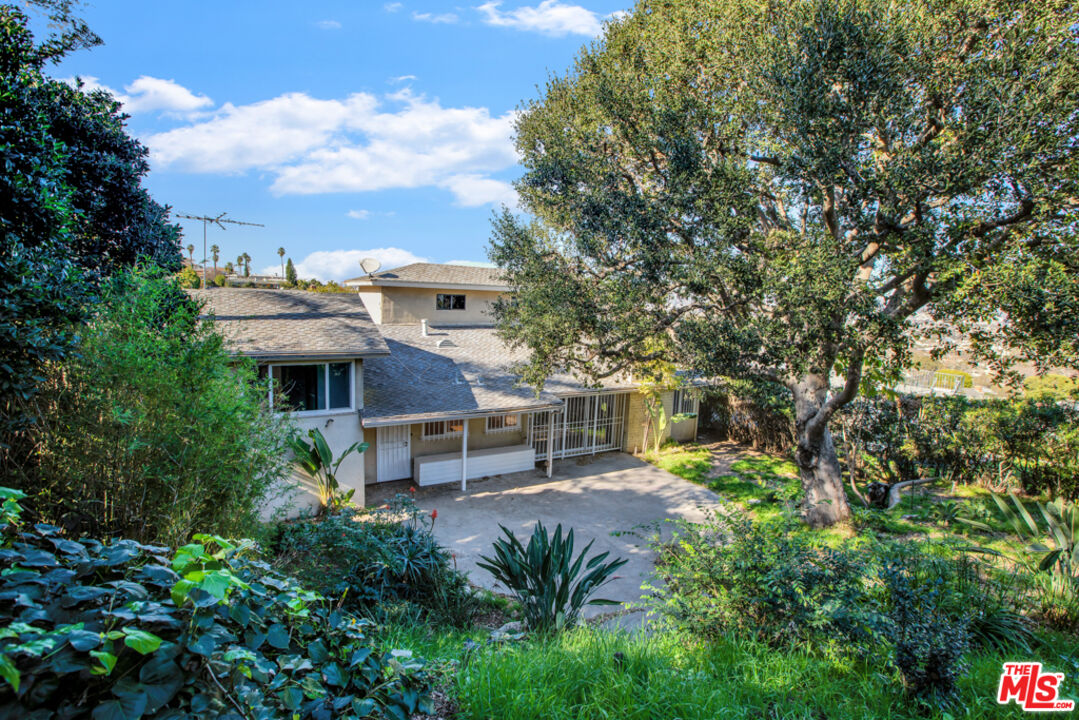 5272 Veronica Street Los Angeles, CA 90008 - Photo 44 of 51 a view of a patio with table and chairs and potted plants