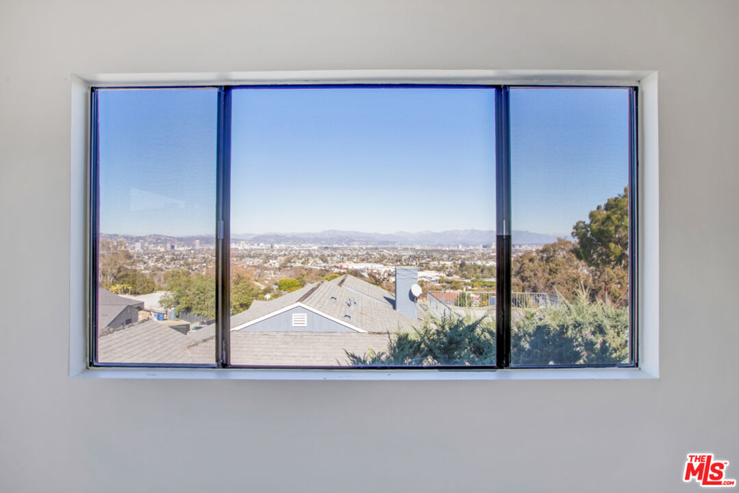 5272 Veronica Street Los Angeles, CA 90008 - Photo 6 of 51 an ocean view with large window