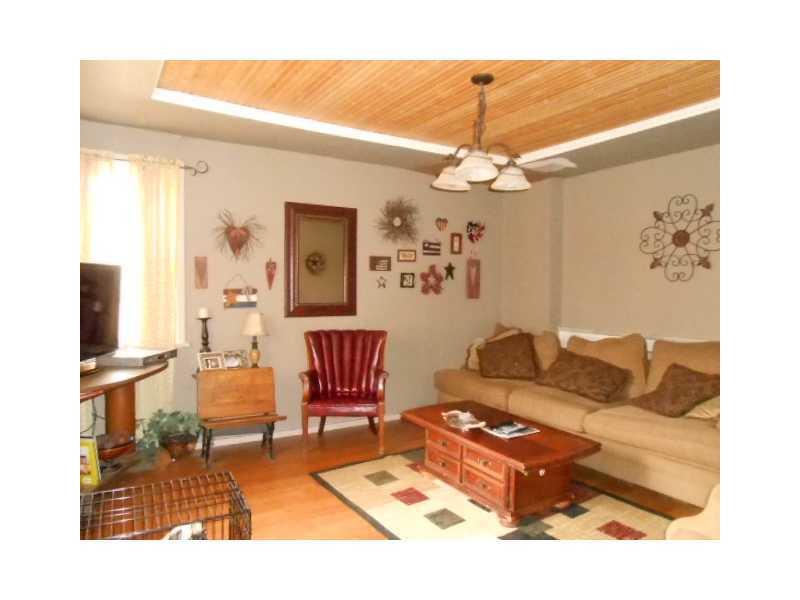 688 Sawyer Road Apollo, PA 15613 - Photo 2 of 13 Living Room.