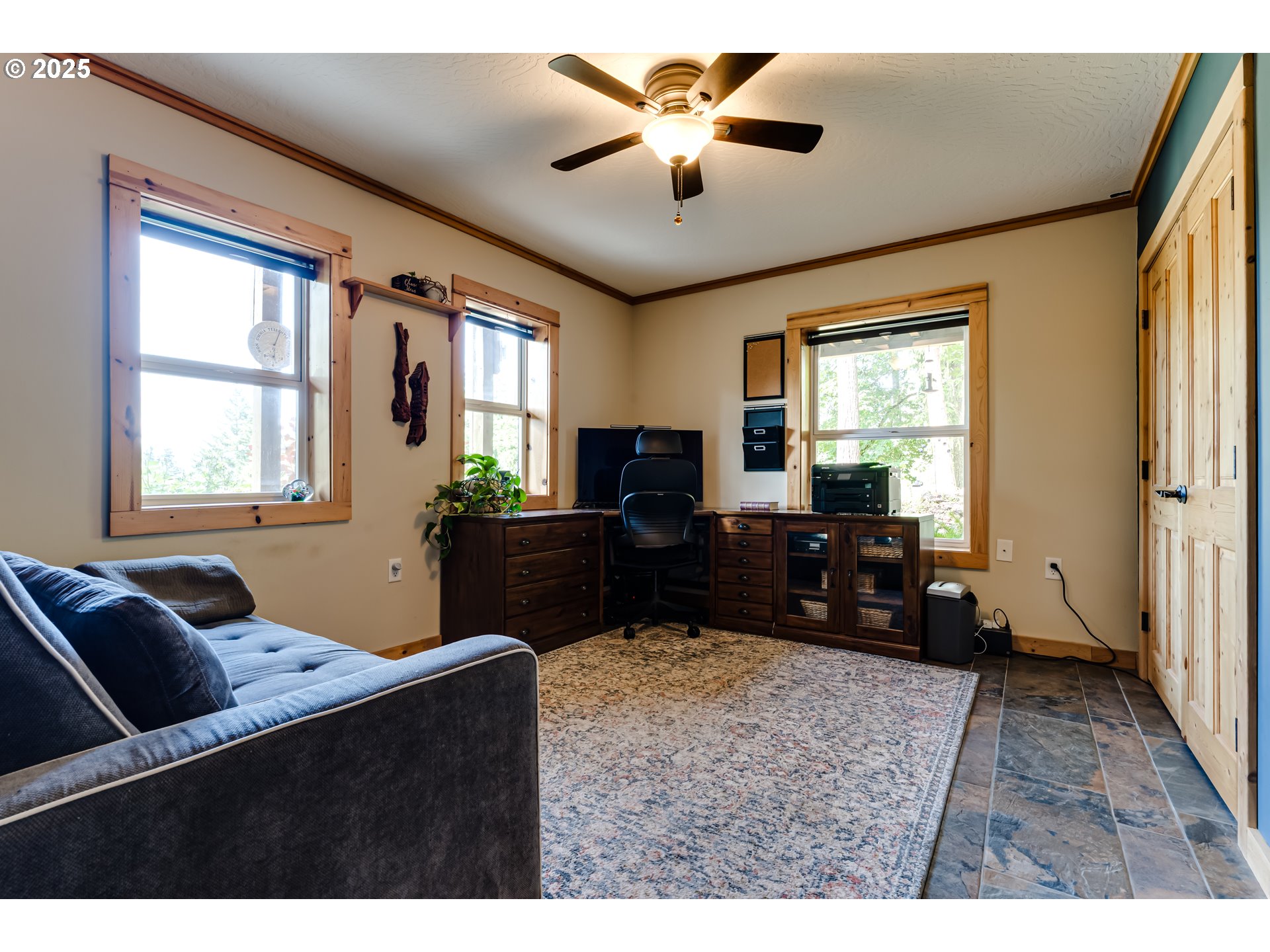 86561 R.R. Baker Road Springfield, OR 97478 - Photo 33 of 47 a living room with furniture and windows
