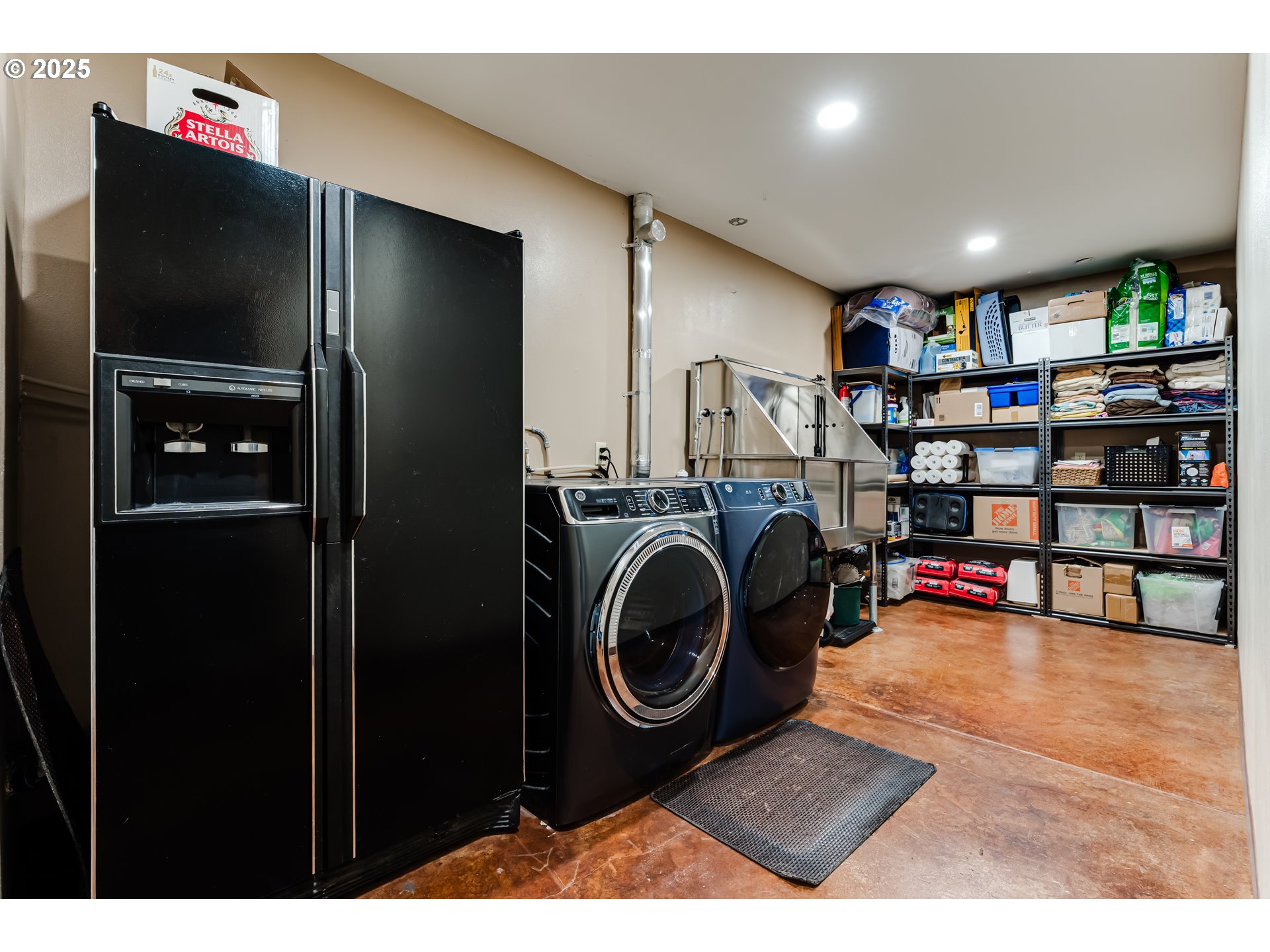86561 R.R. Baker Road Springfield, OR 97478 - Photo 34 of 47 a living room with lots of furniture and clutter