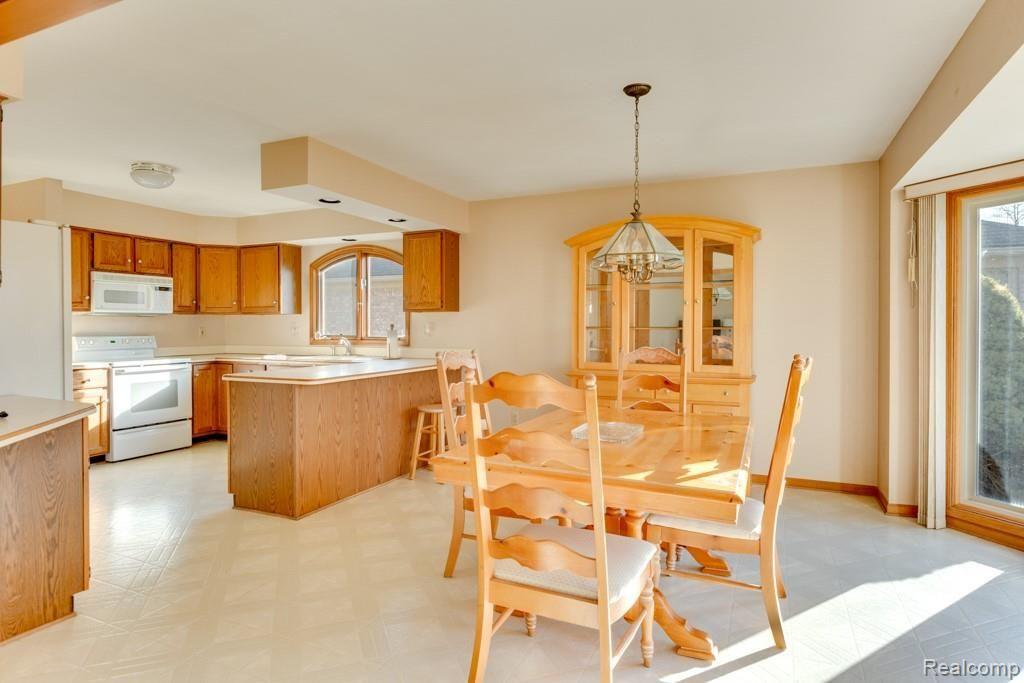 385 Buttercup Drive Rochester Hills, MI 48307 - Photo 7 of 33