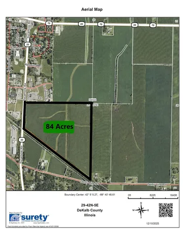 a black and white photo of a building