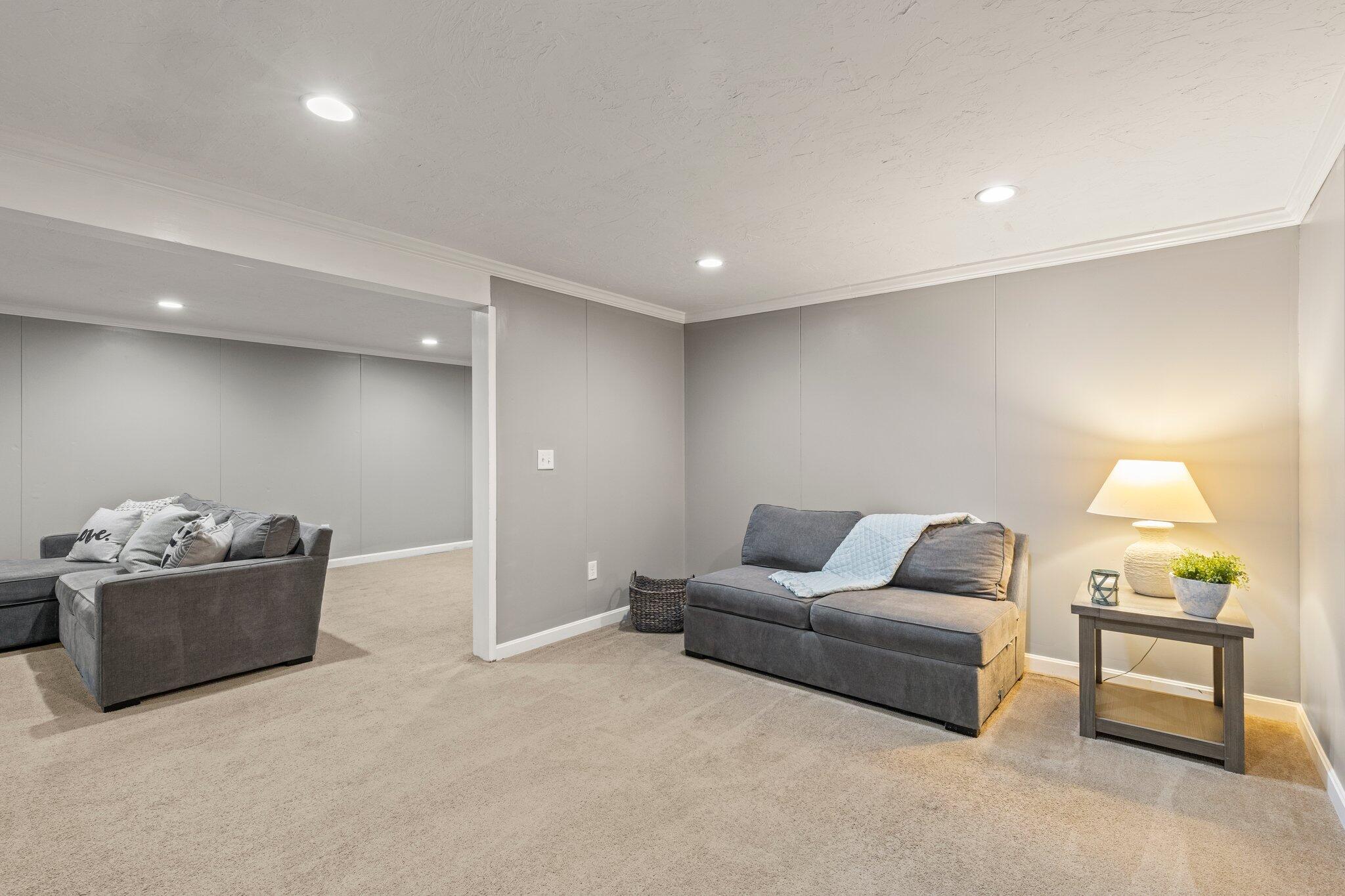36 Chartwell Drive Buzzards Bay, MA 02532 - Photo 20 of 30 a living room with furniture and a couch