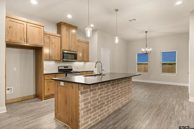 $2,295 | 1656 Legacy Drive, Tyler, TX 75703