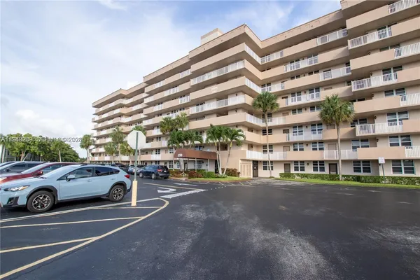 $2,300 | 250 Jacaranda Drive, Unit 506, Plantation, FL 33324