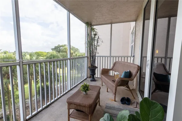 $2,300 | 250 Jacaranda Drive, Unit 506, Plantation, FL 33324