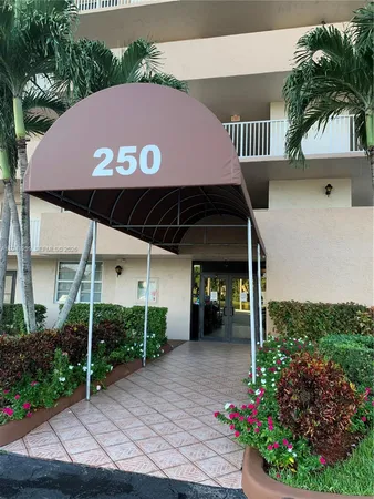$2,300 | 250 Jacaranda Drive, Unit 506, Plantation, FL 33324
