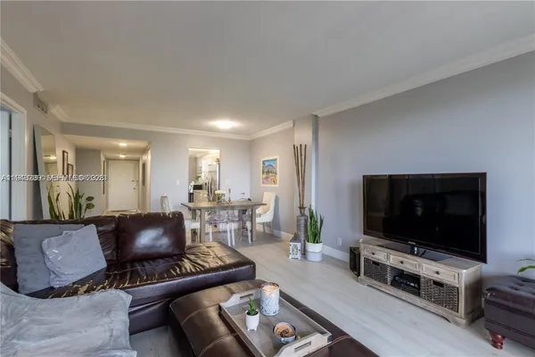 $2,300 | 250 Jacaranda Drive, Unit 506, Plantation, FL 33324