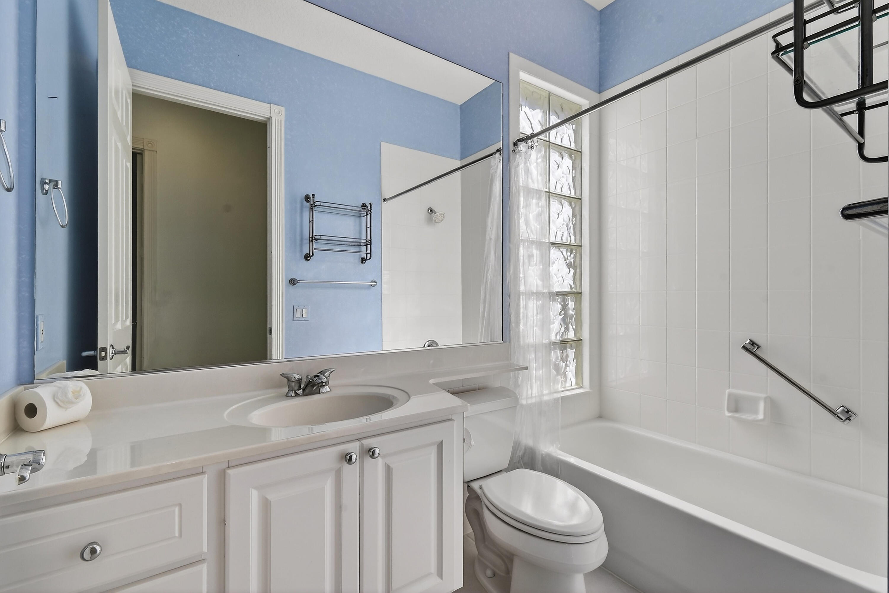 8892 Southeast Eldorado Way Hobe Sound, FL 33455 - Photo 41 of 83 GUEST BATH