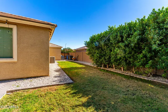 a view of back yard of the house