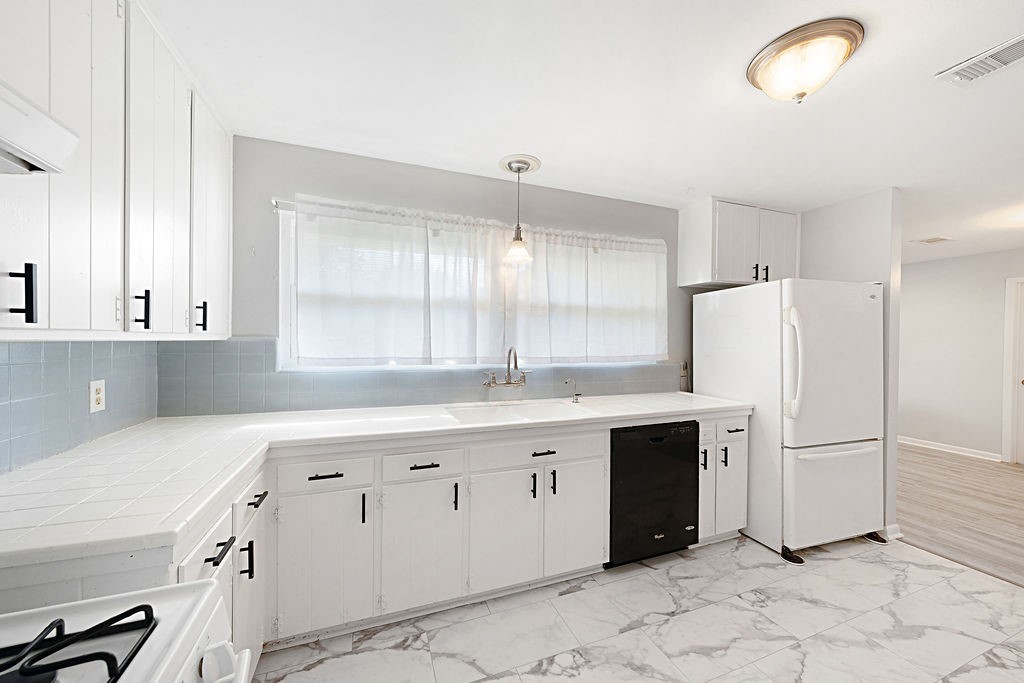 614 Gilpin Street Houston, TX 77034 - Photo 7 of 27 This kitchen, features a refrigerator, dishwasher, and stove, make it the perfect canvas for your culinary creativity.
