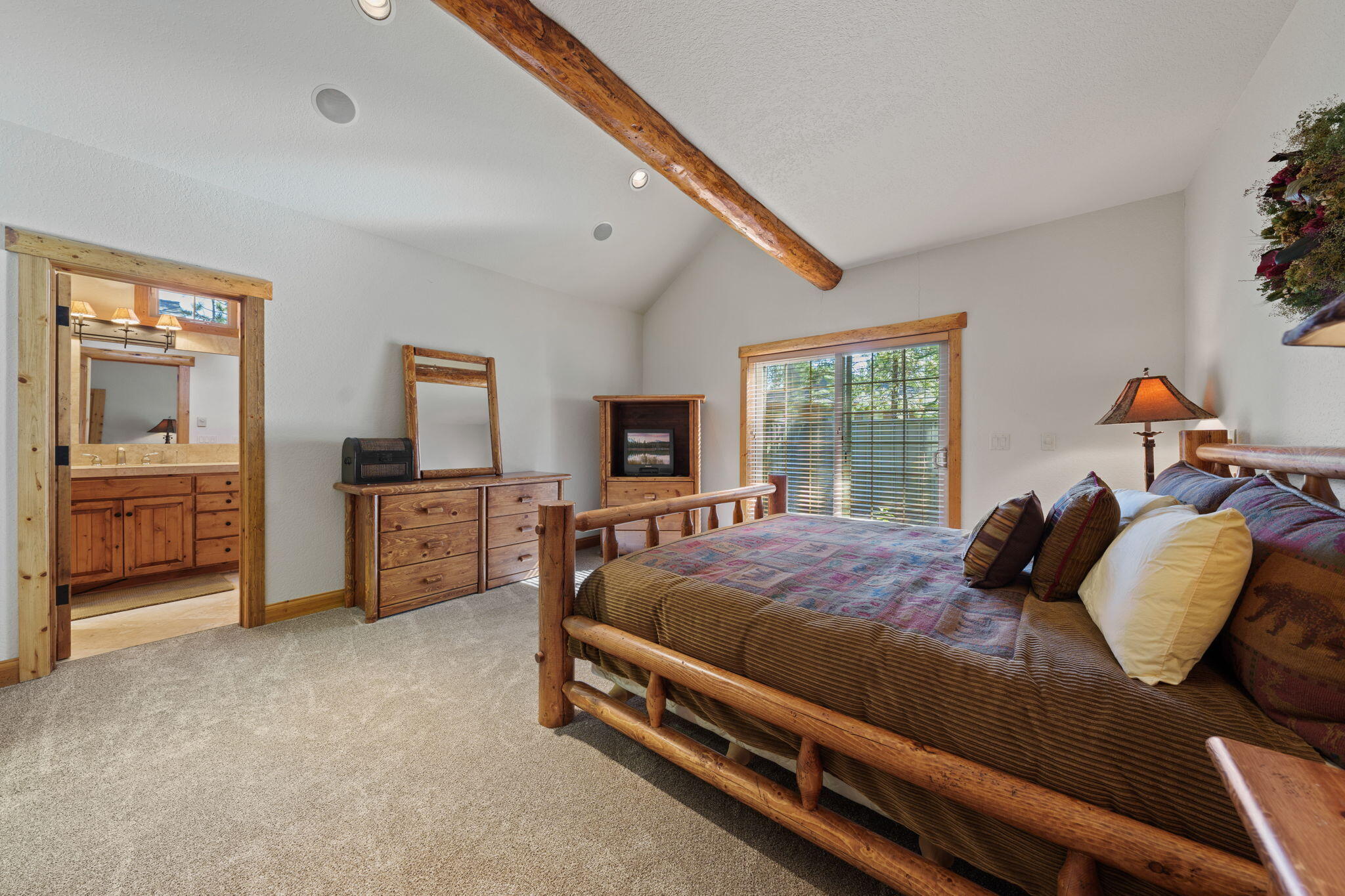 58026 Kinglet Road Sunriver, OR 97707 - Photo 17 of 39 a bedroom with a bed and a couch