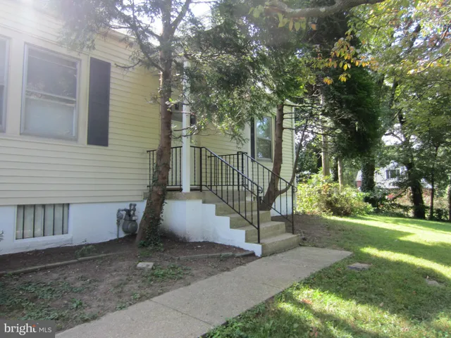 a view of a house with backyard and a tree